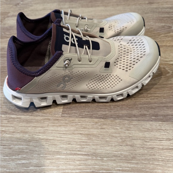 On Running  Cloud Women’s Cream and Purple Shoes - Picture 4 of 6